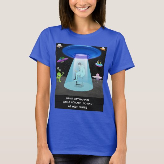 Funny Alien Abduction Phone Distraction Sci-Fi Hum Tシャツ (正面)