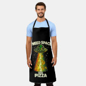 Funny Alien Head Eating Pizza UFO Extraterrestrial エプロン (着用した状態)