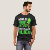 Funny Alien Lover Human Costume UFO Halloween Joke Tシャツ (正面フル)