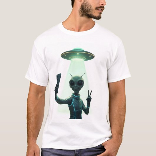 Funny Alien Taking Selfie T-Shirt for men & women  Tシャツ (正面)