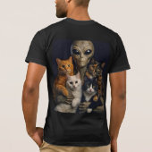 Funny Alien with Cats Renaissance Art Tシャツ (裏面)