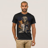 Funny Alien with Cats Renaissance Art Tシャツ (正面フル)