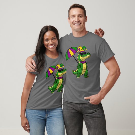 Funny Alligator Wearing Jester And Sunglasses Funn Tシャツ (ユニセックス)