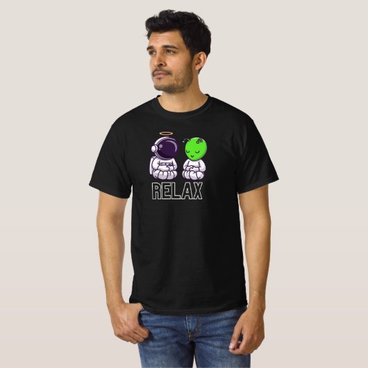 Funny And Cute Relax Alien And Astronaut Tシャツ (正面フル)