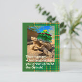 Funny and Festive Grinch Sulcata Tortoise Holiday ポストカード (スタンド正面)