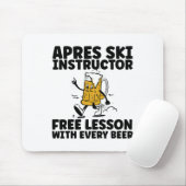 Funny Apres Ski Instructor Free Beer Drinking Skii マウスパッド (マウス)