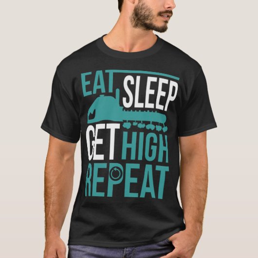 Funny Arborist Get High Tree Chain saw space birth Tシャツ (正面)