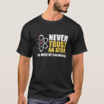 Funny Atom Science Pun "Make Up Everything"  Tシャツ<br><div class="desc">Embrace your inner science geek with this hilarious "Never Trust an Atom, They Make Up Everything!" design. Featuring a cool atom graphic, this witty pun is perfect for physicists, chemists, science teachers, students, and anyone who appreciates a good scientific joke. Great for school, labs, or casual wear. Show off your...</div>