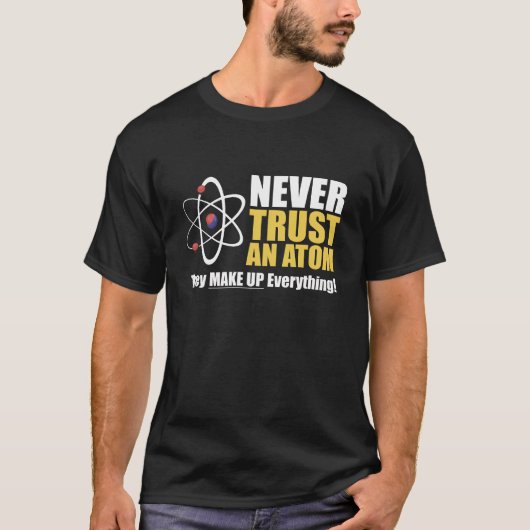 Funny Atom Science Pun "Make Up Everything"  Tシャツ (正面)