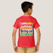 Funny Back to School Kids T-Shirt – "Survived Summ Tシャツ (裏面フル)