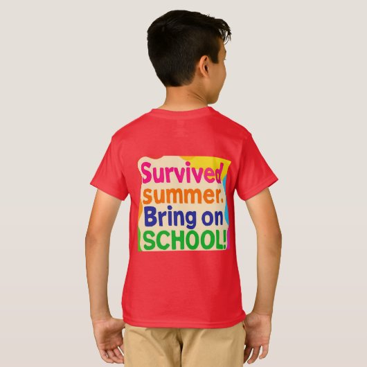Funny Back to School Kids T-Shirt – "Survived Summ Tシャツ (裏面フル)