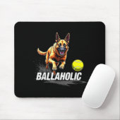 Funny Ballaholic Belgian Shepherd Dog Chasing Mali マウスパッド (マウス)