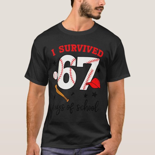 Funny Baseball I Survived 67 Days Of School Design Tシャツ (正面)