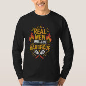 Funny BBQ Real Men Smell Like Barbecue, Meat Smoki Tシャツ (正面)