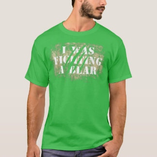 Funny Bear Claw Scratches I Was Fighting A Bear  Tシャツ