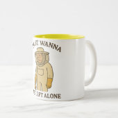 Funny Beekeeper–“I Just Wanna Bee Left Alone” Pun  ツートーンマグカップ (正面右)