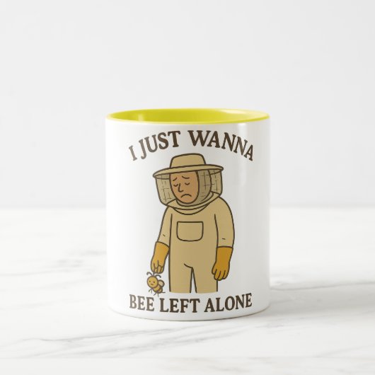 Funny Beekeeper–“I Just Wanna Bee Left Alone” Pun  ツートーンマグカップ (中央)