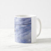 Funny beer die hangt te drogen. コーヒーマグカップ (正面右)