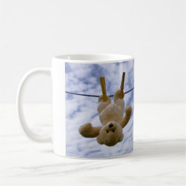 Funny beer die hangt te drogen. コーヒーマグカップ