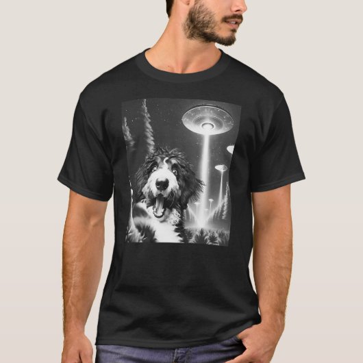 Funny Bernedoodle Alien UFO Taking a Selfie Dog Mo Tシャツ (正面)