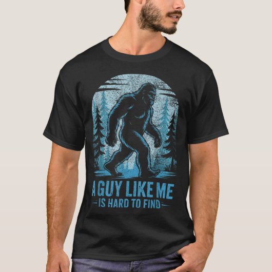 Funny Bigfoot A Guy Like Me Is Hard To Forest Find Tシャツ (正面)