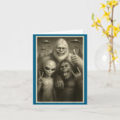 Funny Bigfoot, Alien, & Yeti Sasquatch Rock On カード (黄色い花)