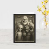 Funny Bigfoot, Alien, &amp; Yeti Sasquatch Rock On カード (黄色い花)