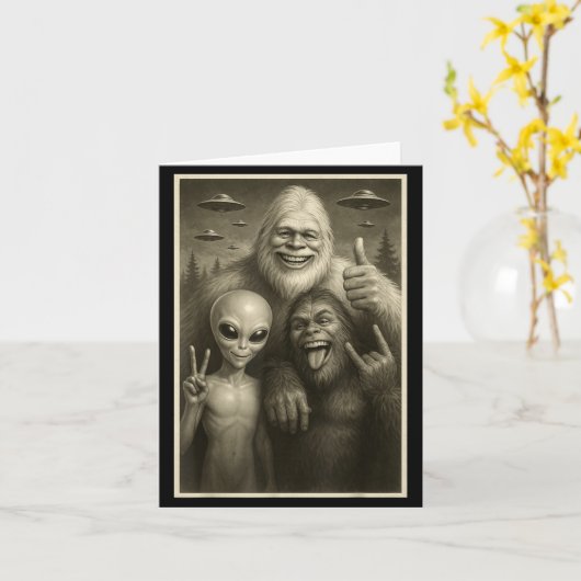 Funny Bigfoot, Alien, & Yeti Sasquatch Rock On カード (黄色い花)