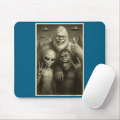 Funny Bigfoot, Alien, &amp; Yeti Sasquatch Rock On マウスパッド (マウス)