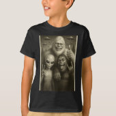 Funny Bigfoot, Alien, &amp; Yeti Sasquatch Rock On Tシャツ (正面)