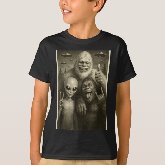 Funny Bigfoot, Alien, &amp; Yeti Sasquatch Rock On Tシャツ (正面)