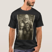 Funny Bigfoot, Alien, &amp; Yeti Sasquatch Rock On Tシャツ (正面)