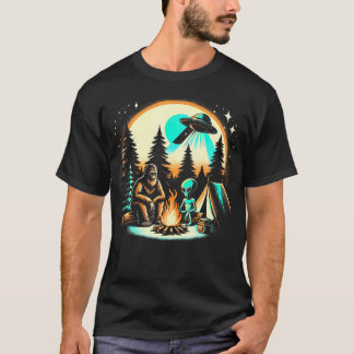 Funny Bigfoot  Alien Ufo Camping Outdoor Adventure Tシャツ