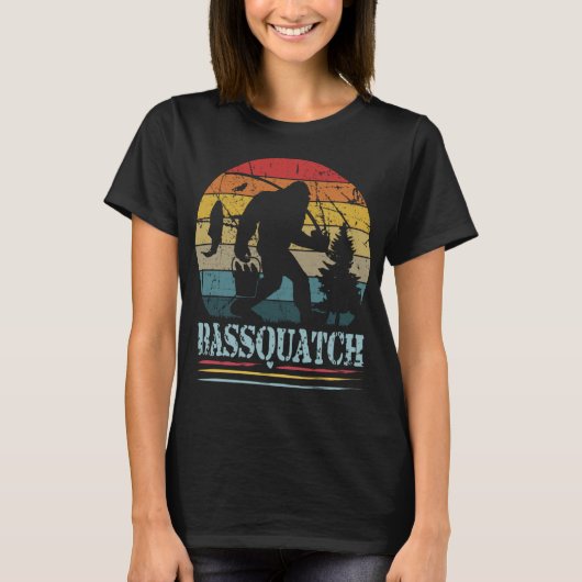 Funny Bigfoot BASSQUATCH Bass Fishing Sasquatch Be Tシャツ (正面)