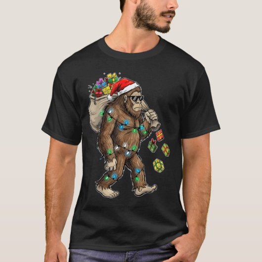 Funny Bigfoot Christmas Tree Lights Xmas Boys Mens Tシャツ (正面)