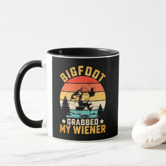 Funny Bigfoot Grabbed My Weiner Coffee マグカップ