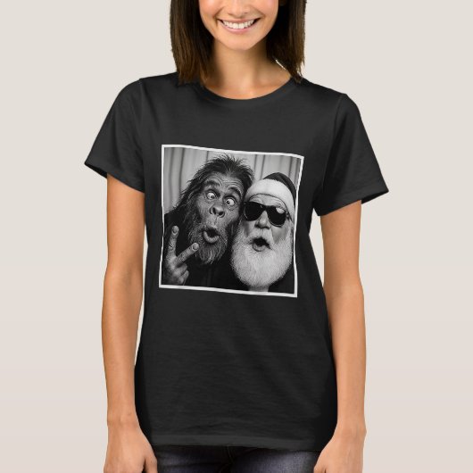 Funny Bigfoot Photobooth With Santa Christmas Xmas Tシャツ (正面)