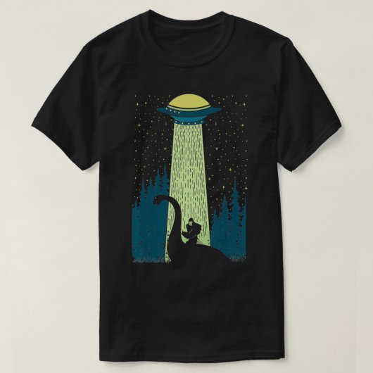 Funny Bigfoot Riding Loch Ness Monster Nessie Sasq Tシャツ (デザイン正面)