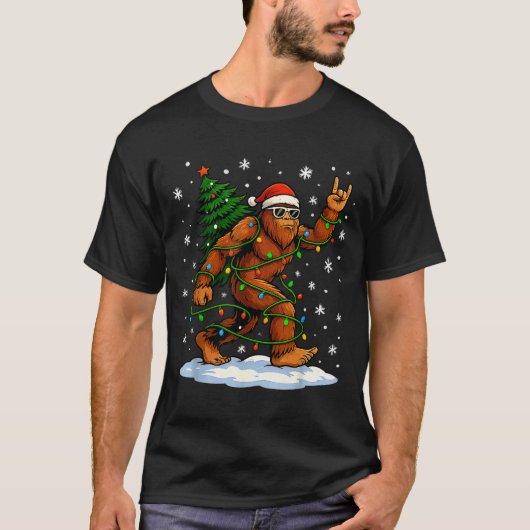 Funny Bigfoot Rock On Christmas Lights Snow Holida Tシャツ (正面)