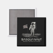 Funny Bigfoot Sasquatch Space Sasquanaut  マグネット (正面/裏面)