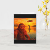 Funny Bigfoot Selfie With Loch Ness Monster And Uf カード (黄色い花)