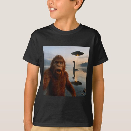 Funny Bigfoot Selfie With Loch Ness Monster And Uf Tシャツ (正面)