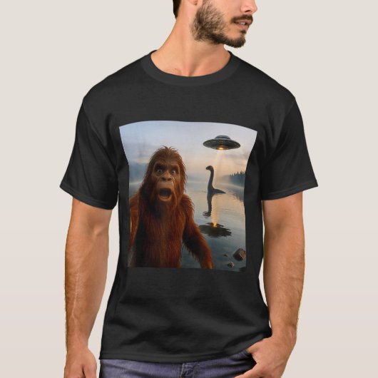 Funny Bigfoot Selfie With Loch Ness Monster And Uf Tシャツ (正面)