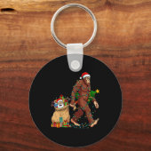 Funny Bigfoot Steals Santa & Xmas Tree - Chris キーホルダー (正面)