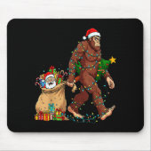 Funny Bigfoot Steals Santa &amp; Xmas Tree - Chris マウスパッド (正面)