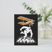 Funny Birthday Bigfoot Vintage Airplane Custom ポストカード (スタンド正面)
