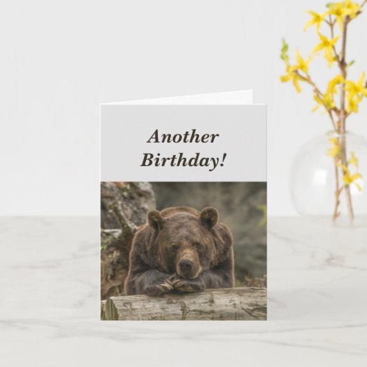 Funny Birthday it's Grizzly Bear Humor カード (黄色い花)