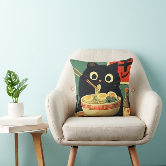 Funny Black Cat Eating Ramen クッション (椅子)