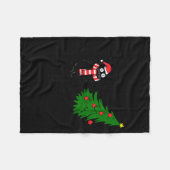 Funny Black Cat Gift Pushing Christmas Tree Over C フリースブランケット (正面(横))