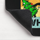 Funny Black Cat Gift Pushing Christmas Tree Over C マウスパッド (コーナー)